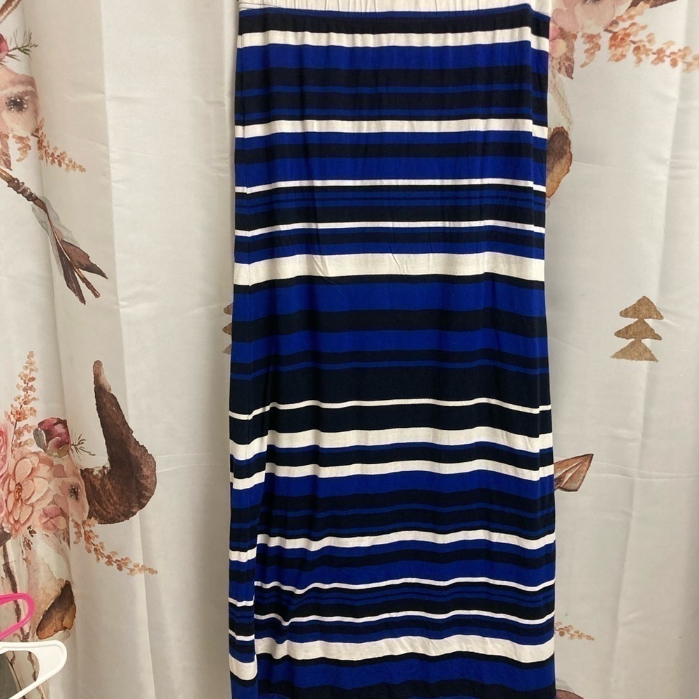Small banana republic skirt with side slit​​​​​​​​​​​​